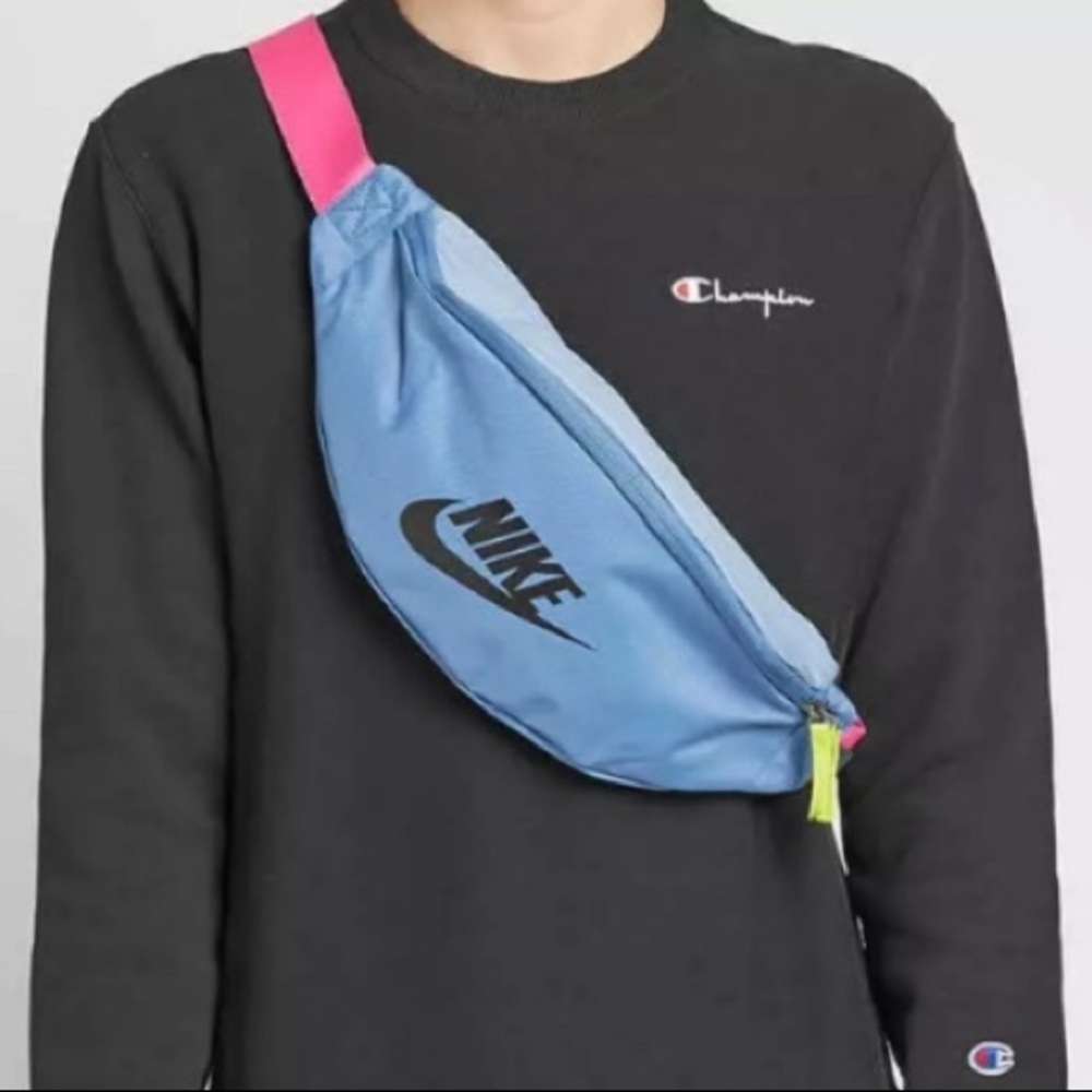 New Nike fenny bag front zipper and back zip pocket inside new with tag
